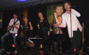 Partymix er et av landet hotteste partyband som også spiller helaftens underholdning. Tre vokalister løfter festen i taket (Foto: Tom Wangerud).