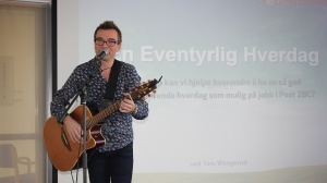 Tom Wangerud krydrer med musikkinnslag