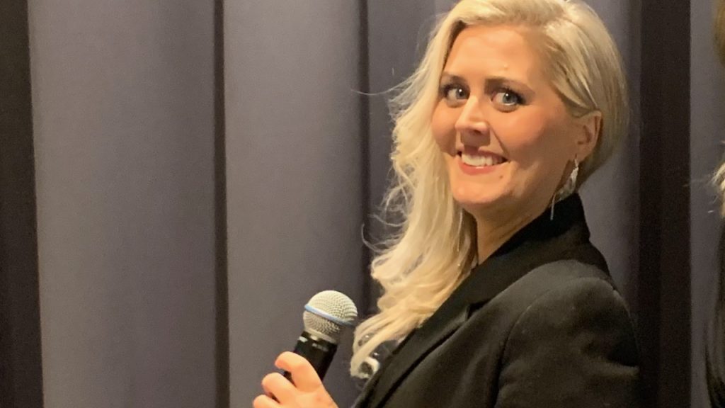 Elisabeth Hamre byr på god middagsunderholdning