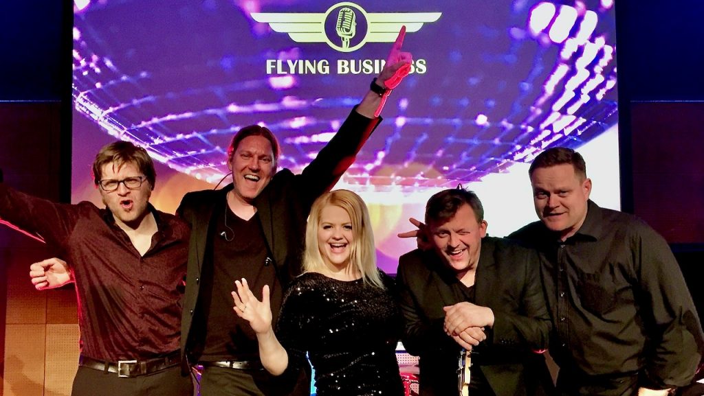 5 proffe musikere sørger for underholdning under middagen musikalske innslag, og fortesetter med festusikk til dansegulvet etterpå.